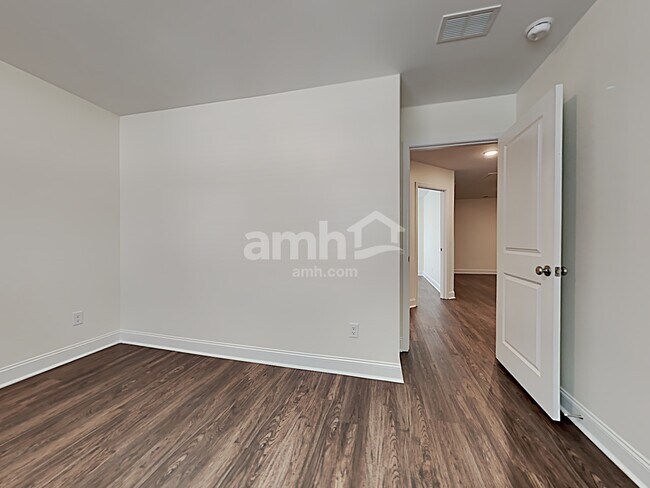 Building Photo - 605 W Lionel Rd