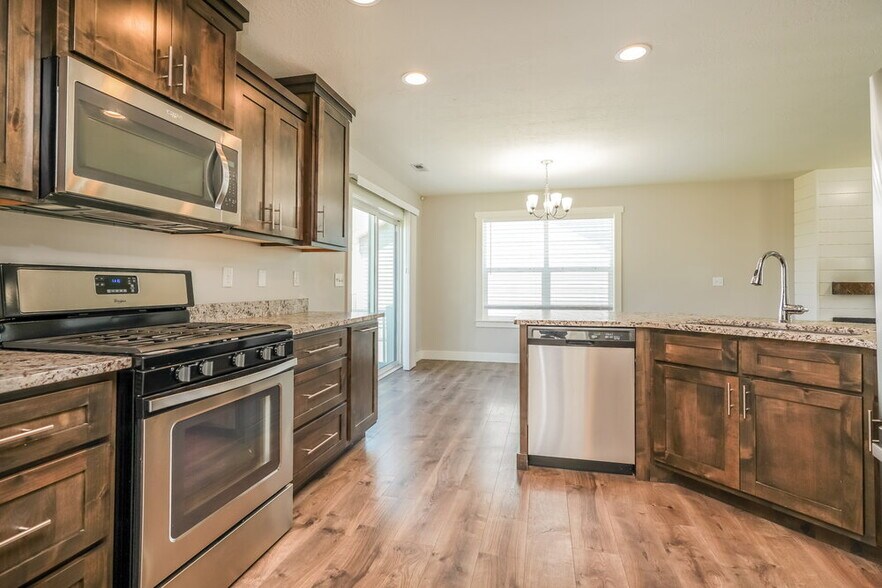 Building Photo - 4711 S W Pk Dr
