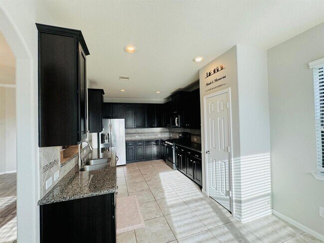 Building Photo - 5531 Drumlin Field Way