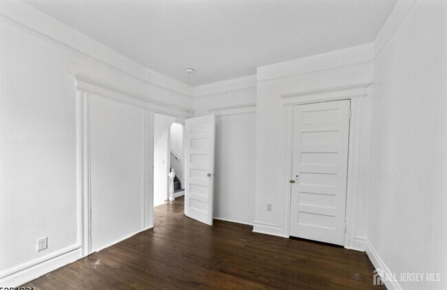 Building Photo - 410 Chadwick Ave