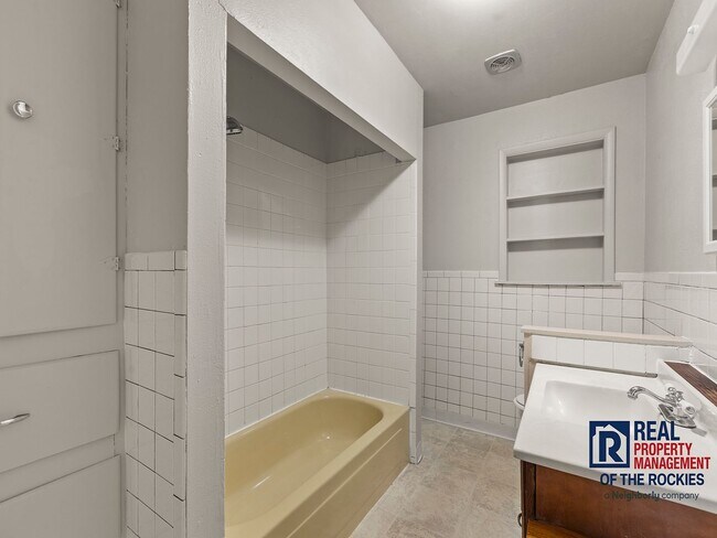 Building Photo - Spacious Home Near CSU w/ Flexible Basemen...