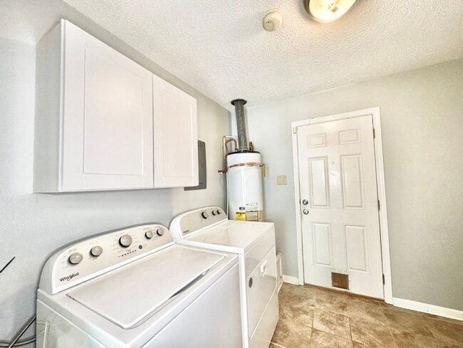 Building Photo - Beautiful 3BR/2BA Home with Sunroom, Formal Dining & Large Backyard