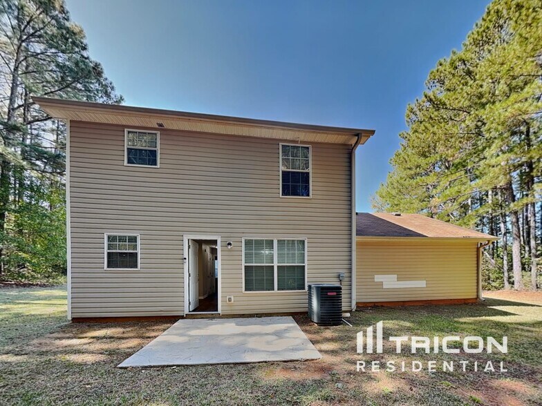 Building Photo - 734 Trickle Ln