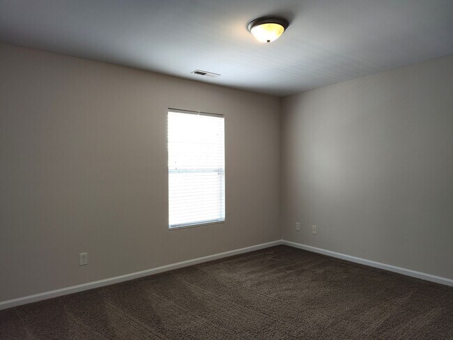 Building Photo - Pristine home located in the Woodbury comm...