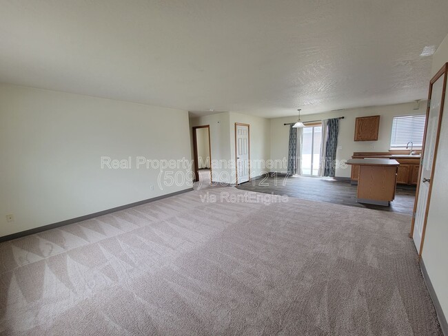 Building Photo - 6321 Thistledown Dr