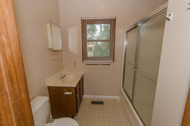 Building Photo - 4 bedroom, 1 bath home: Available July 2026!