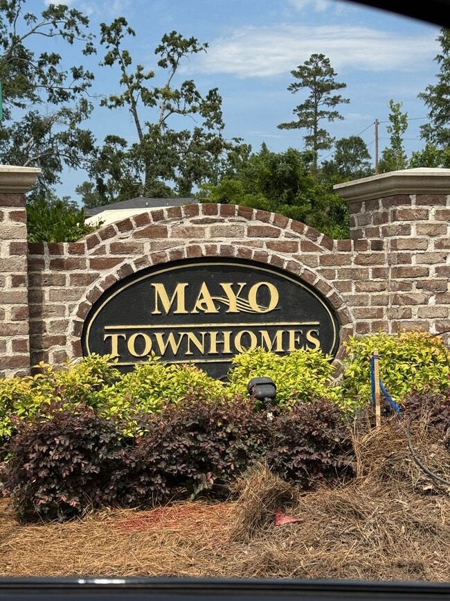 Building Photo - GORGEOUS EXECUTIVE TOWNHOME IN GATED COMMUNITY