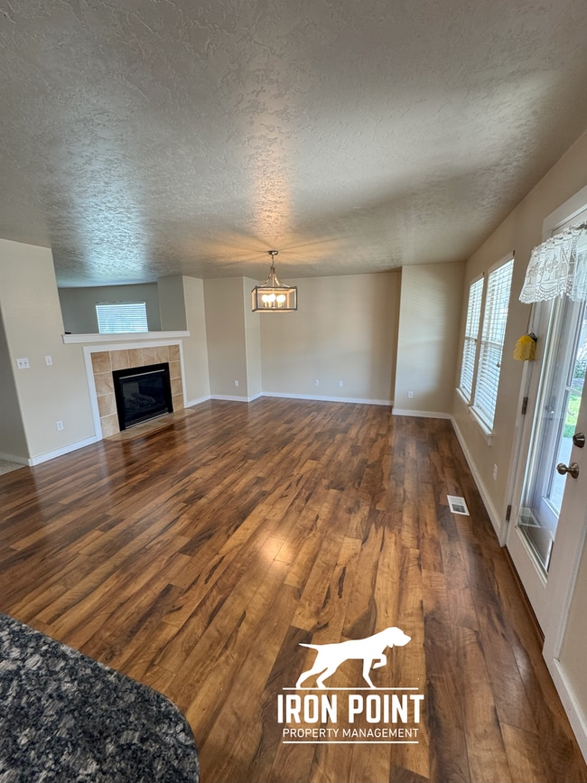 Building Photo - 5bed/3bath home w/community pool, fenced y...