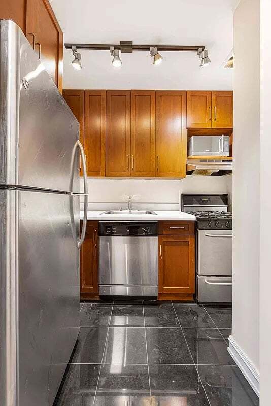 Building Photo - 107 E 63rd St