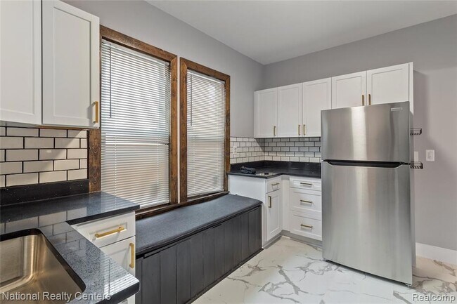 Building Photo - 767 Navahoe St