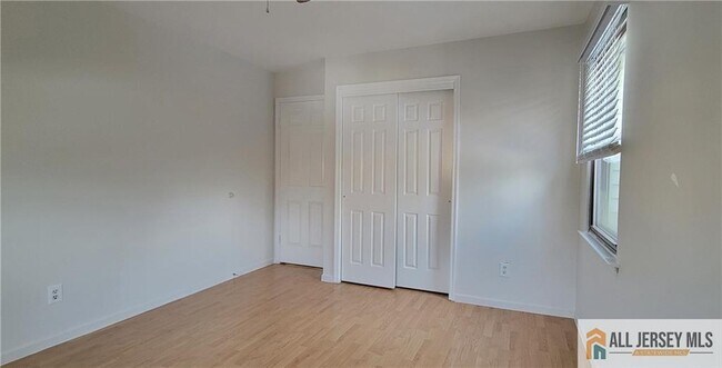 Building Photo - 6107 N Oaks Blvd