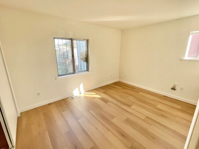 Building Photo - Bernal Heights 2Br House with Skylights, V...