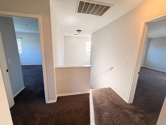 Building Photo - Spacious 3 bedroom w/ attached 2 Car Garage For Rent!