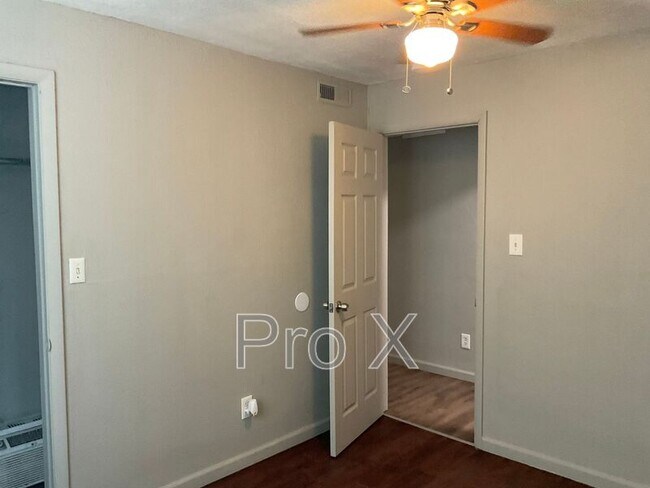 Building Photo - 304 E Park St