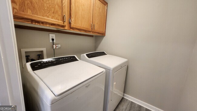 Building Photo - 135 Riverside Ct