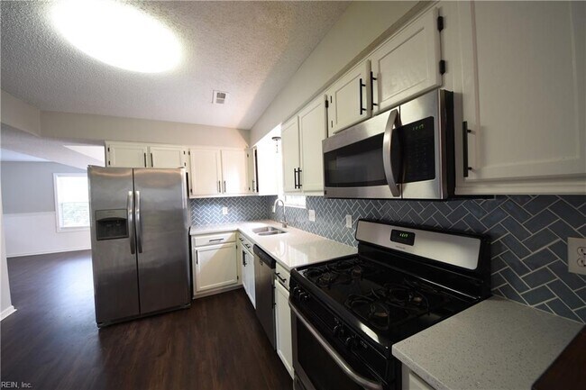 Building Photo - 1549 River Creek Crescent