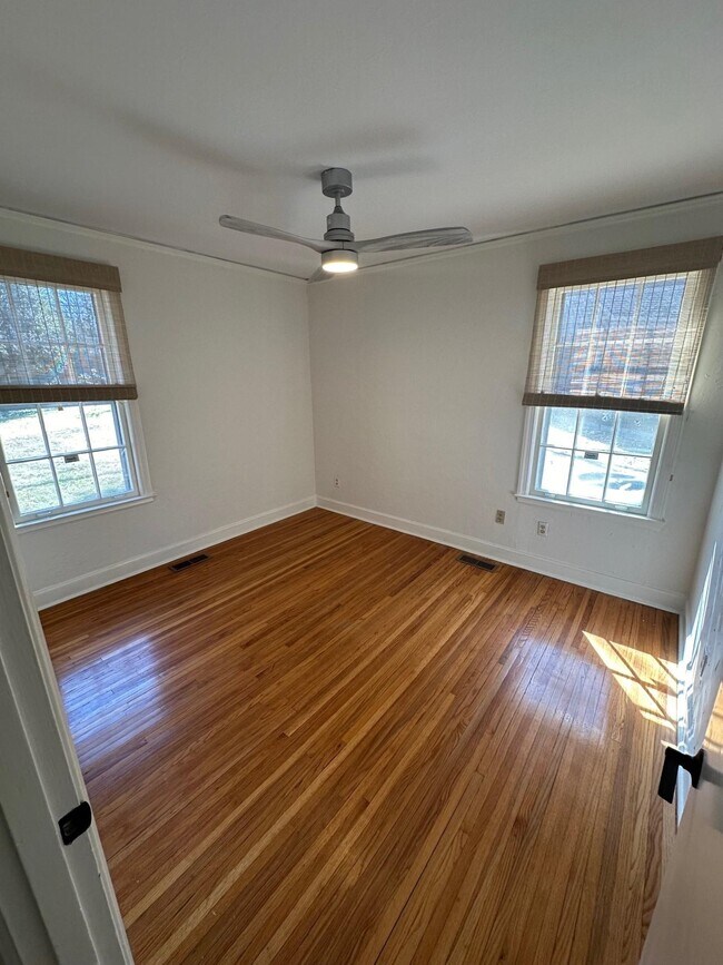 Building Photo - 3834 Kenwood Ave