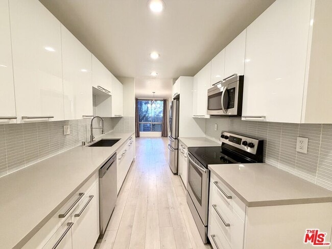 Building Photo - 927 Kings Rd