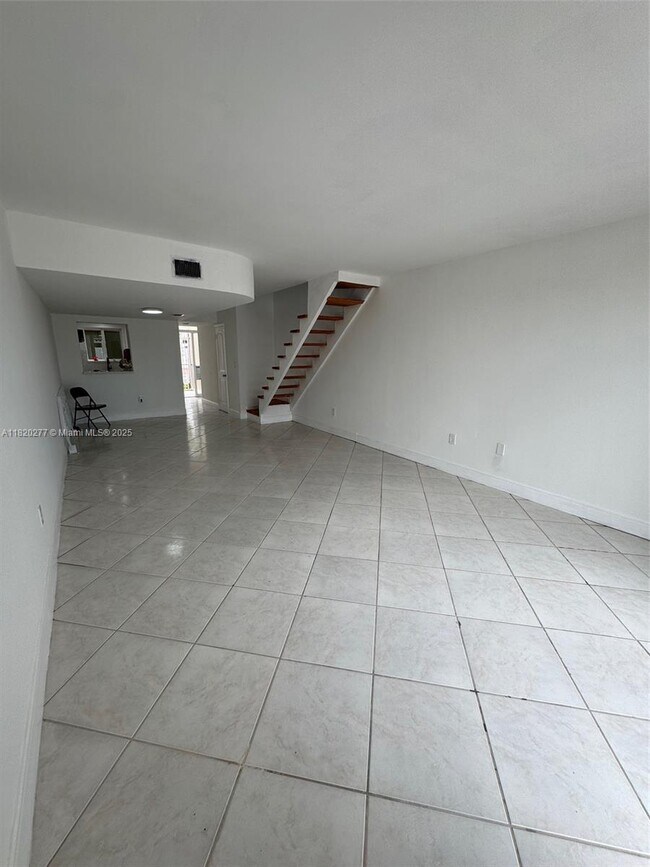 Building Photo - 946 W 37th Terrace