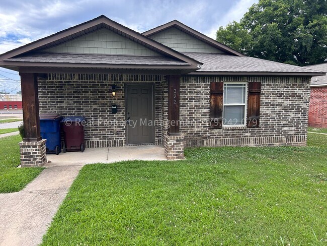 Primary Photo - MOVE IN SPECIAL! HALF OFF MOVE IN RENT! Re...