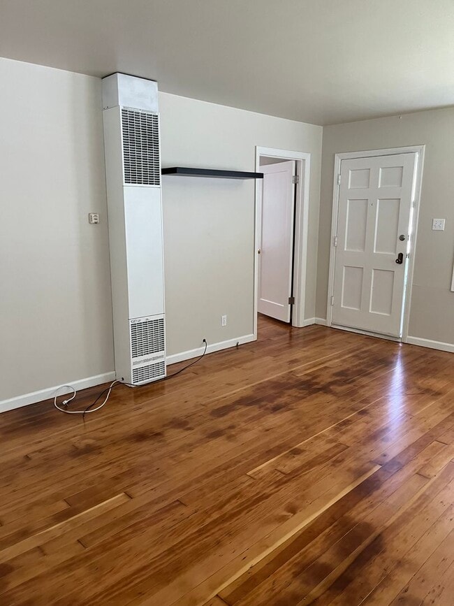 Building Photo - 1 Bedroom / 1 Bathroom Duplex in Old South...