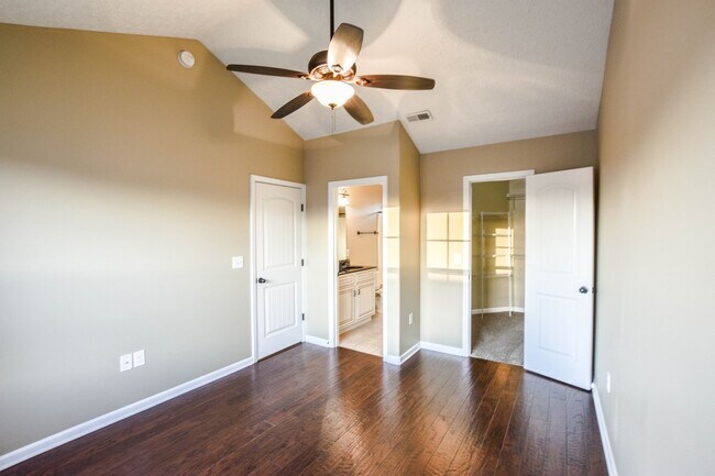 Building Photo - Dog Friendly Three Bedroom!