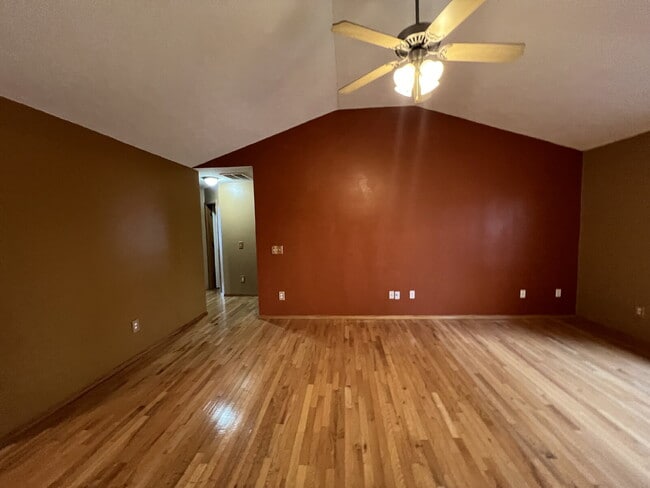 Building Photo - 3BR / 2BA  - with Fenced in backyard