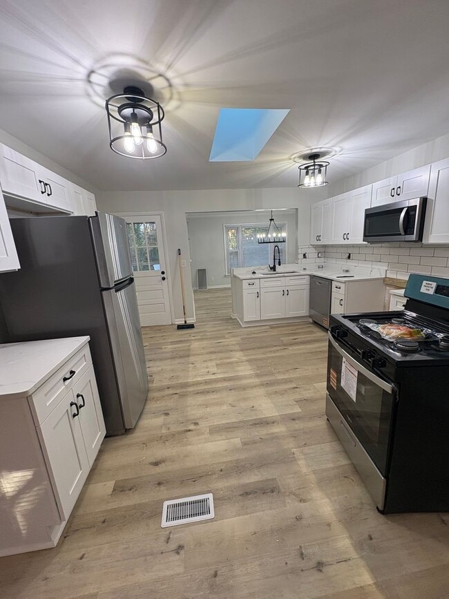 Building Photo - 3 bedroom/ 2 bathroom Newly renovated sing...