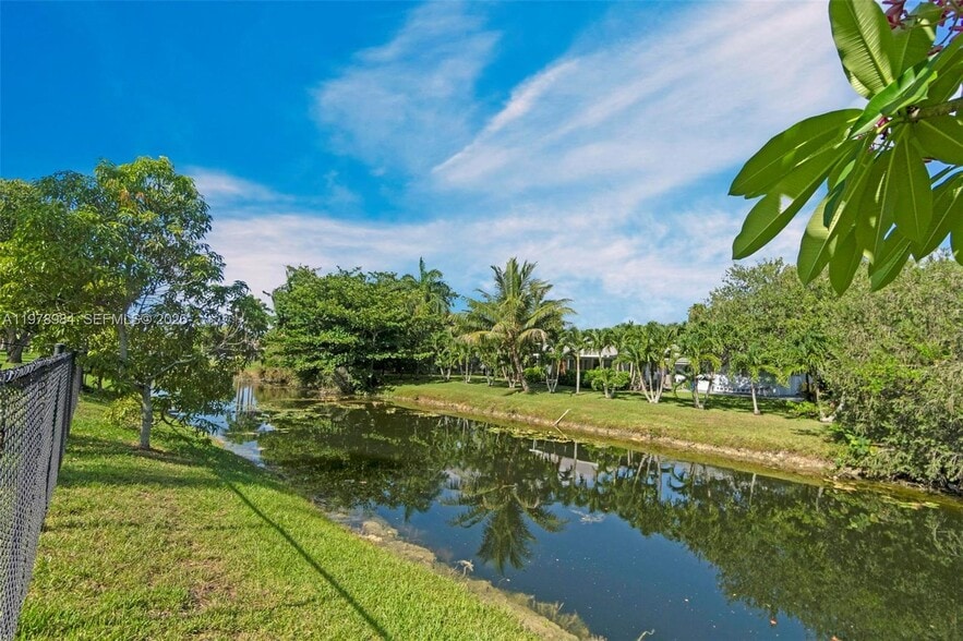 Building Photo - 5621 Carriage Ln