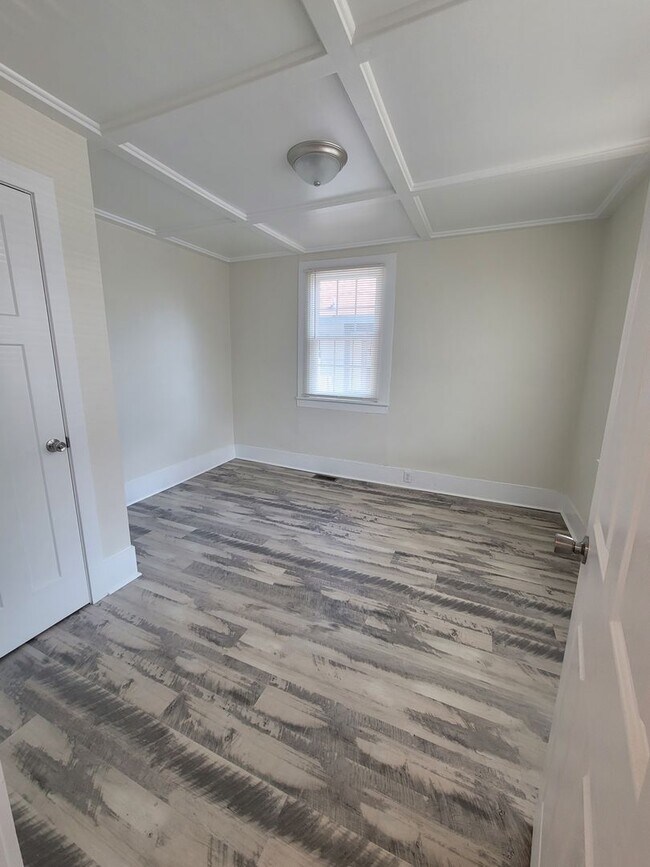 Building Photo - Newly renovated 4 bed 2 bath home in the h...