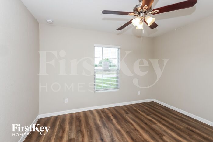Building Photo - 133 NE 9th Ct