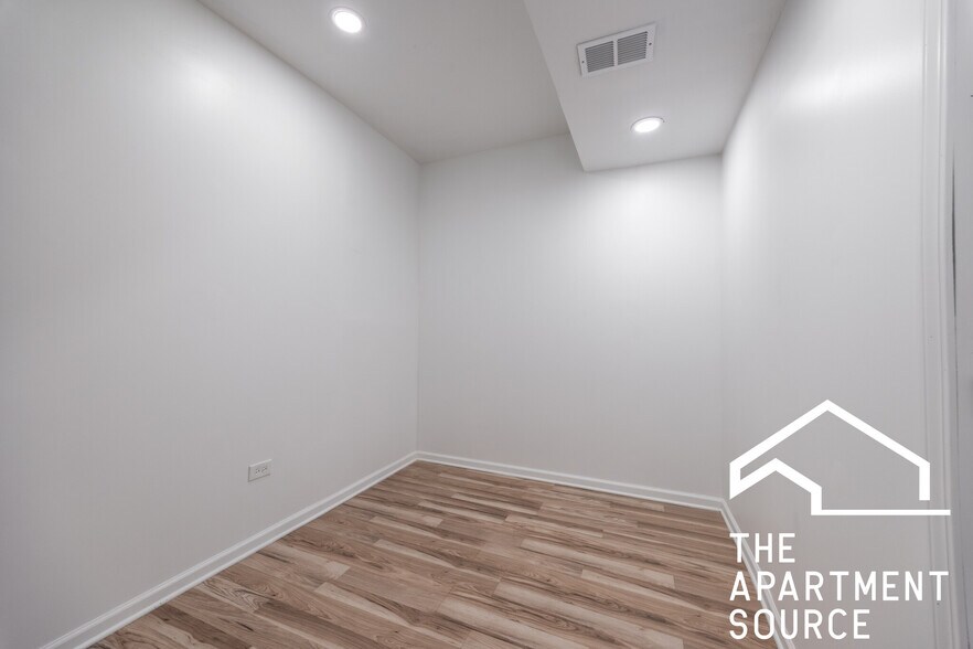 Building Photo - 3140 N Kimball Ave