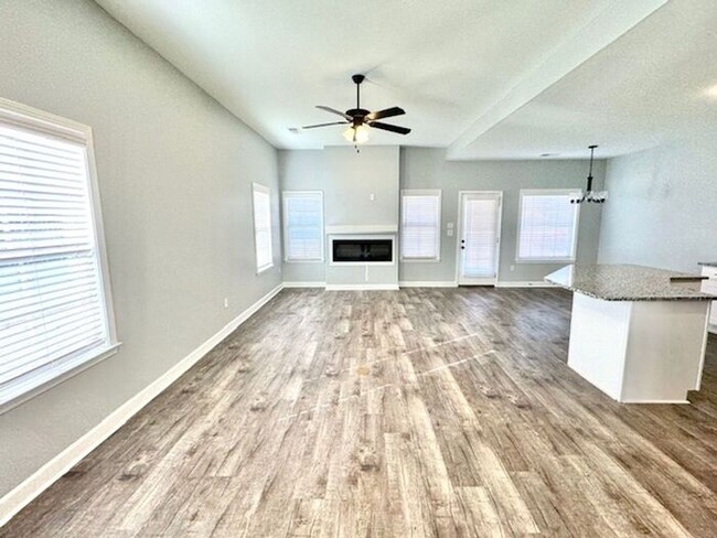 Building Photo - Available Now! 4-Bedroom 2.5 Bath Home in ...