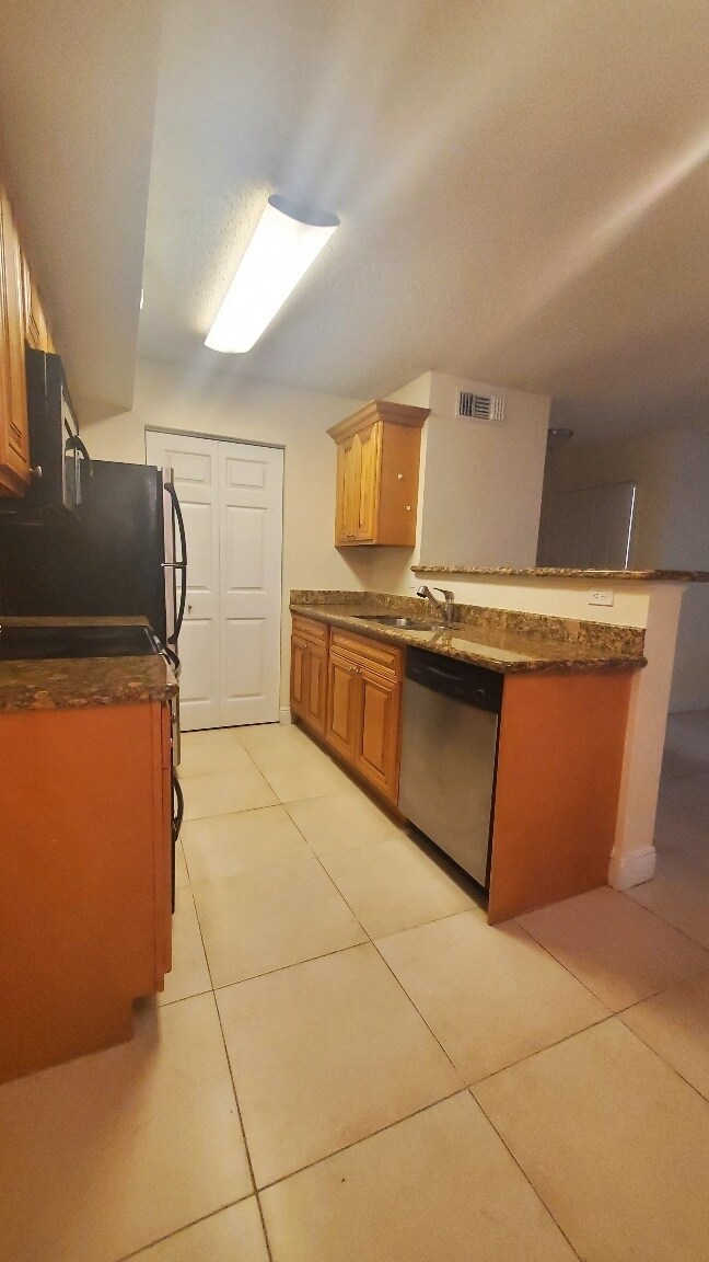 Building Photo - 01 + Den water included - Frist Floor unit...