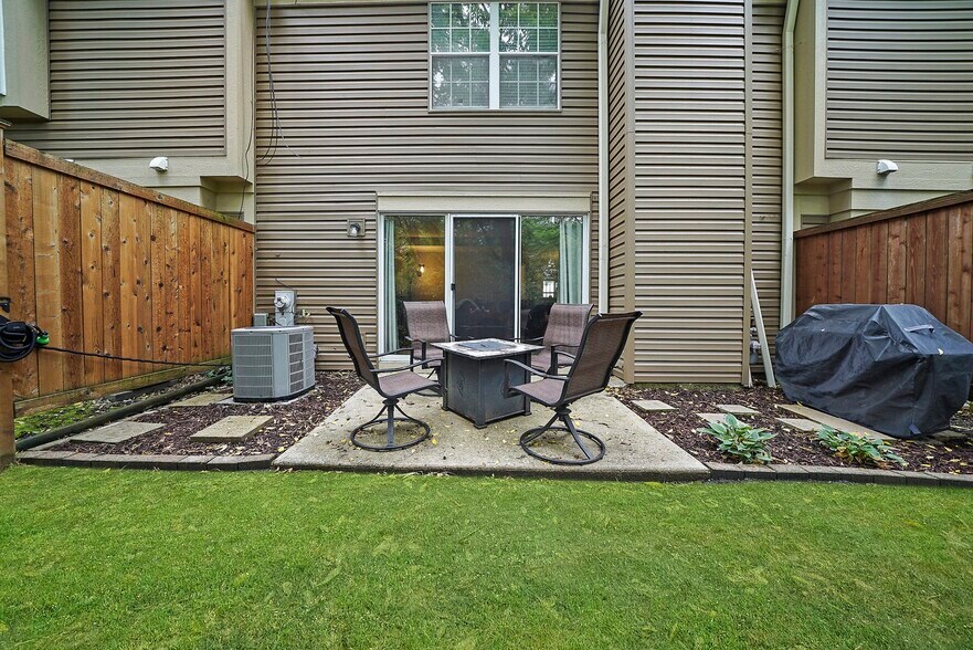 Building Photo - 20 Peach Tree Ln