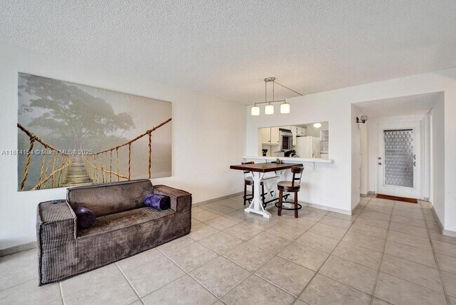Building Photo - 1911 Sabal Palm Dr