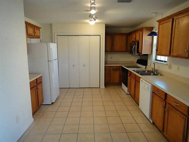 Building Photo - 1801 Meadowcrest Dr