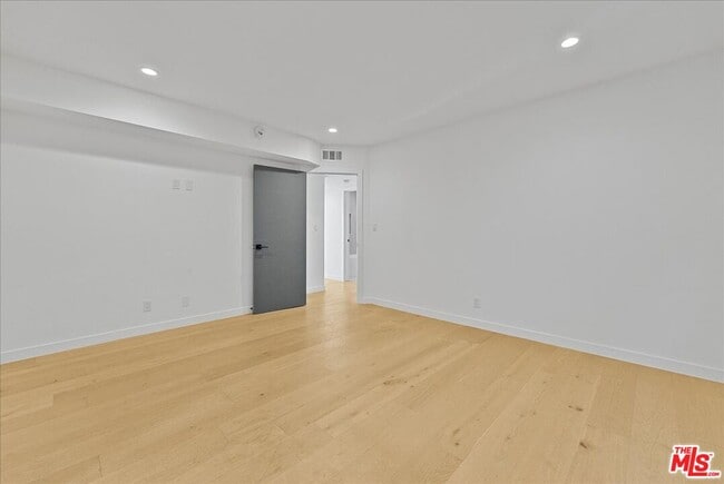 Building Photo - 1210 Larrabee St