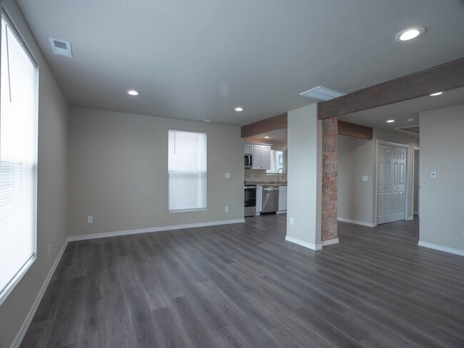 Building Photo - 1314 W Mallon Ave