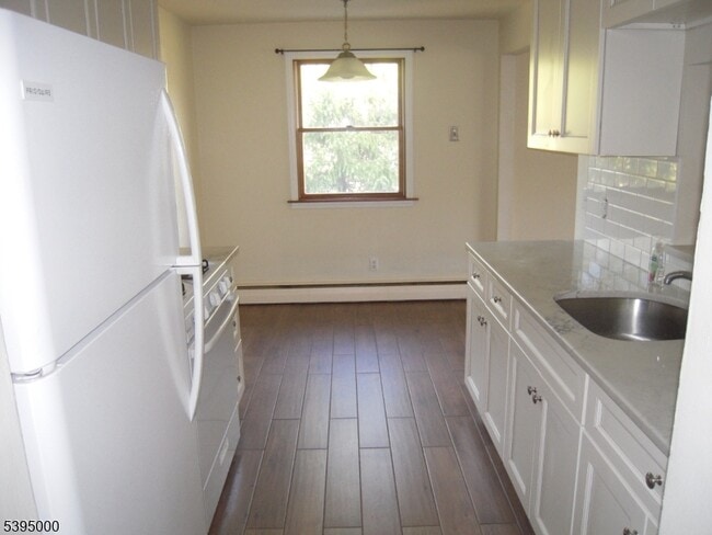 Building Photo - 31 Spring Ave