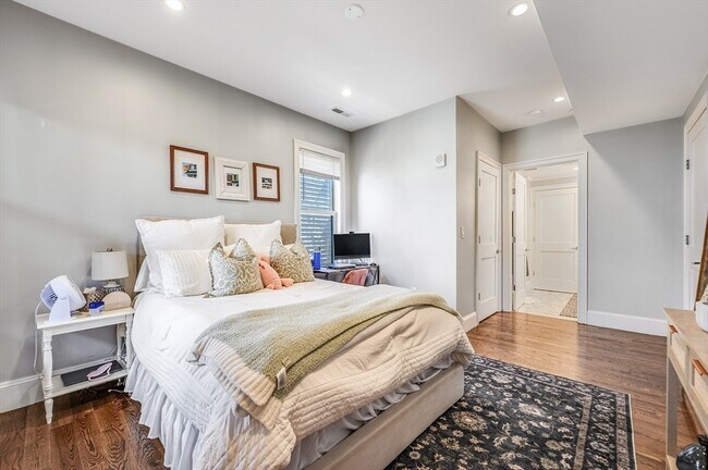 Building Photo - 1650 Columbia Rd