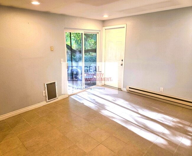 Building Photo - Wonderful 3 Bedroom, 1 Bath With Garage an...