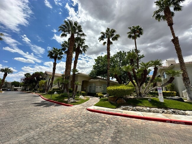 Building Photo - Summerlin Stunner!!