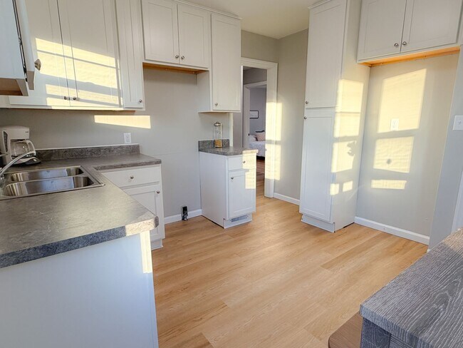 Building Photo - For rent or Sale - 3 bedroom 1 bath house - Updated throughout