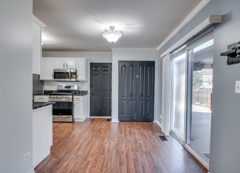 Building Photo - 2758 Hillsboro Blvd