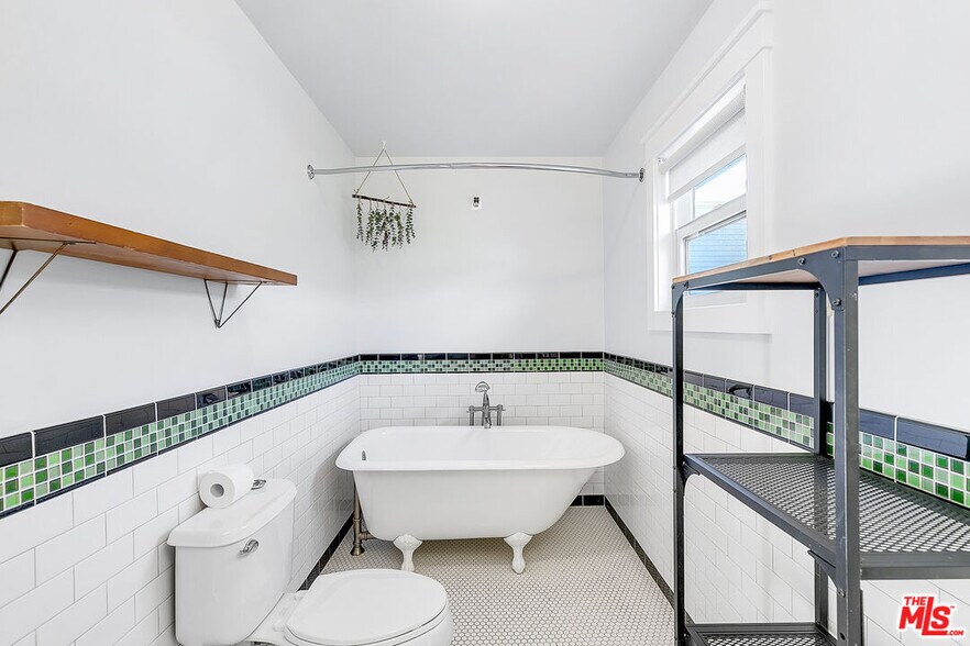 Building Photo - 1611 N Avenue 56