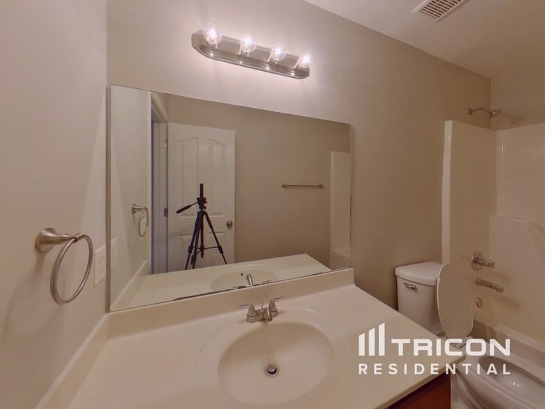 Building Photo - 2108 Montgomery Ln