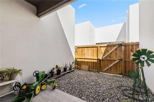 Building Photo - 18 S Marla Ct