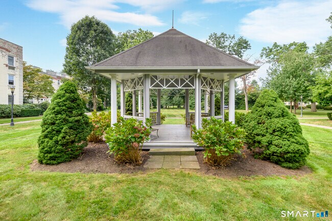 Building Photo - 136 Woodside Green