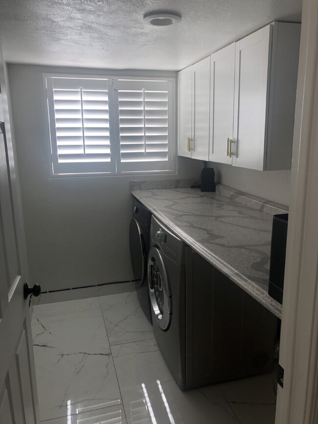 Building Photo - Beautiful 2 Story POOL Home with LOTS of U...